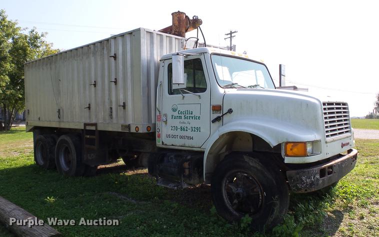 image for item DC2589 1992 International 4700 seed tender truck