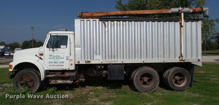 image for item DC2589 1992 International 4700 seed tender truck