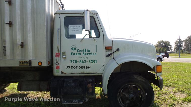 image for item DC2589 1992 International 4700 seed tender truck