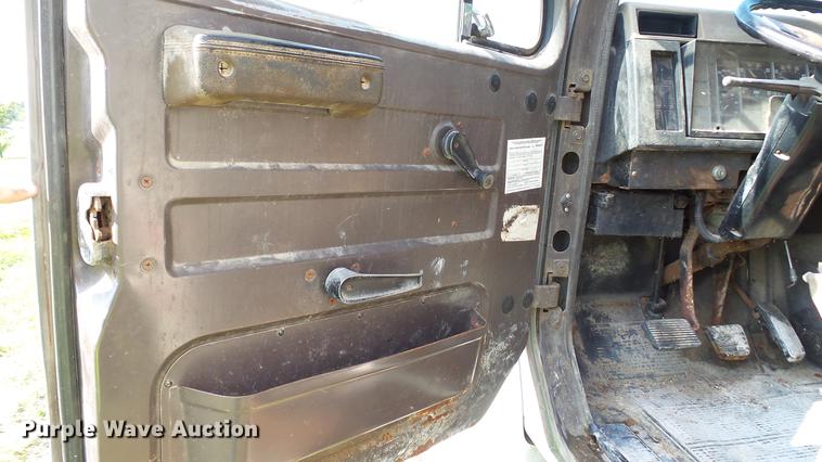 image for item DC2589 1992 International 4700 seed tender truck