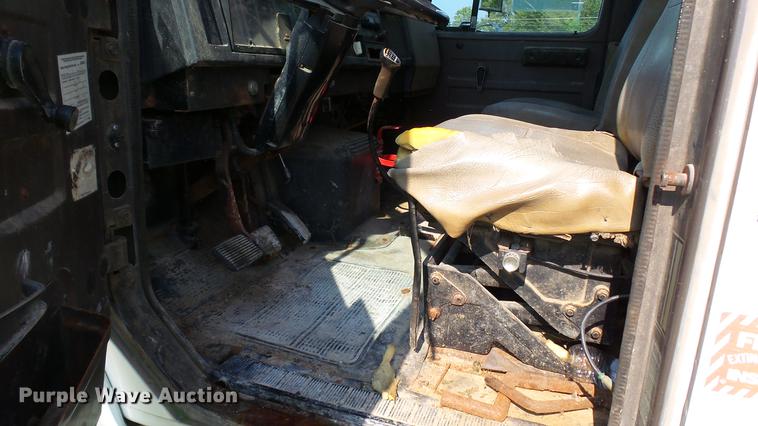 image for item DC2589 1992 International 4700 seed tender truck