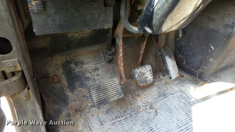 image for item DC2589 1992 International 4700 seed tender truck