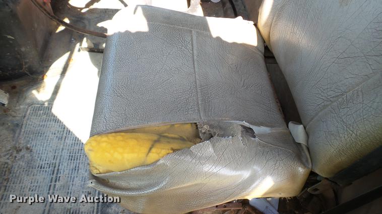 image for item DC2589 1992 International 4700 seed tender truck