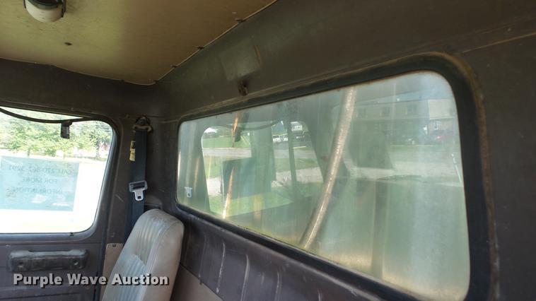 image for item DC2589 1992 International 4700 seed tender truck