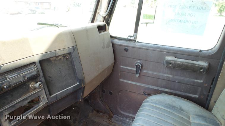 image for item DC2589 1992 International 4700 seed tender truck