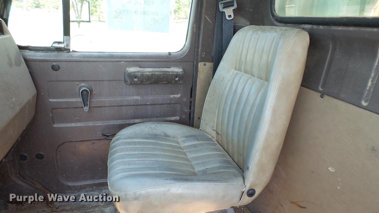 image for item DC2589 1992 International 4700 seed tender truck