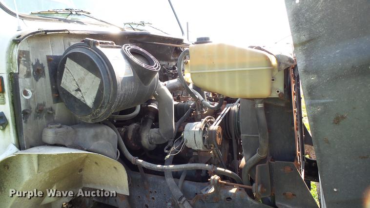 image for item DC2589 1992 International 4700 seed tender truck