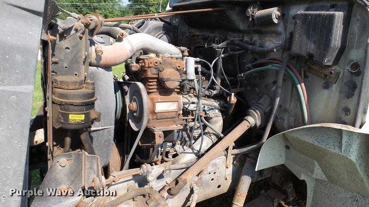 image for item DC2589 1992 International 4700 seed tender truck