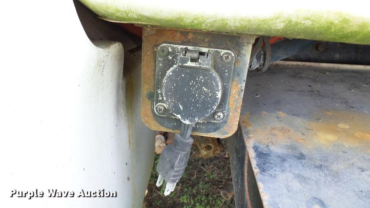 image for item DC2589 1992 International 4700 seed tender truck