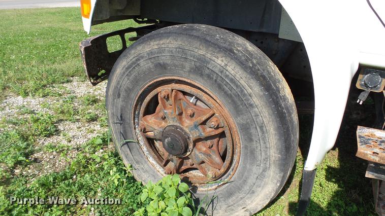 image for item DC2589 1992 International 4700 seed tender truck