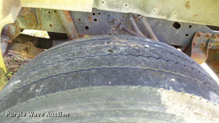 image for item DC2589 1992 International 4700 seed tender truck