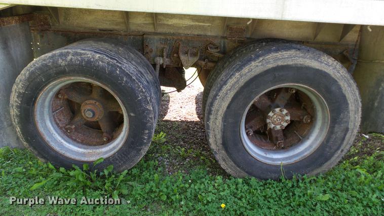 image for item DC2589 1992 International 4700 seed tender truck