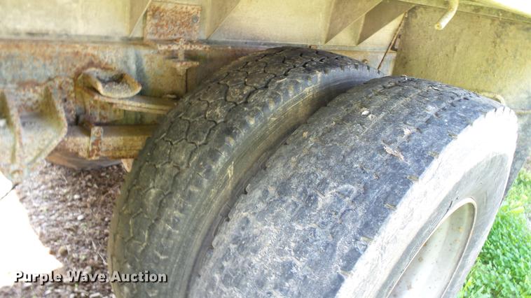 image for item DC2589 1992 International 4700 seed tender truck