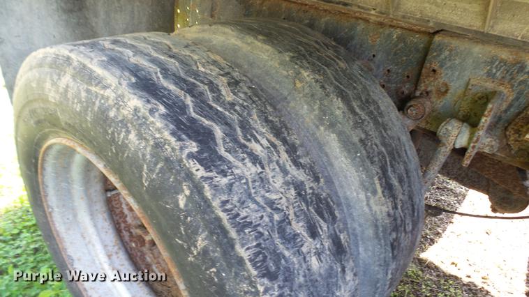 image for item DC2589 1992 International 4700 seed tender truck