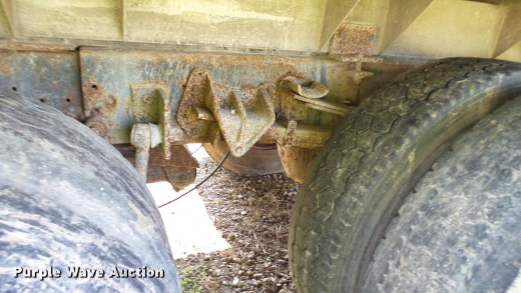 image for item DC2589 1992 International 4700 seed tender truck