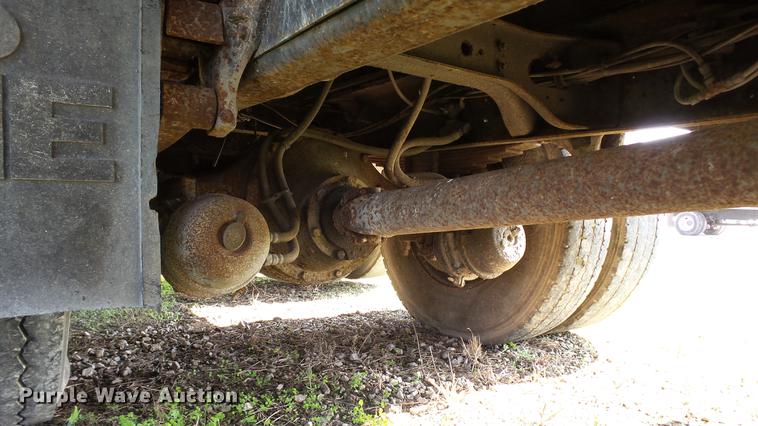 image for item DC2589 1992 International 4700 seed tender truck