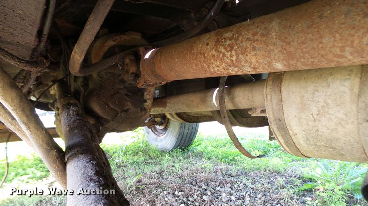 image for item DC2589 1992 International 4700 seed tender truck