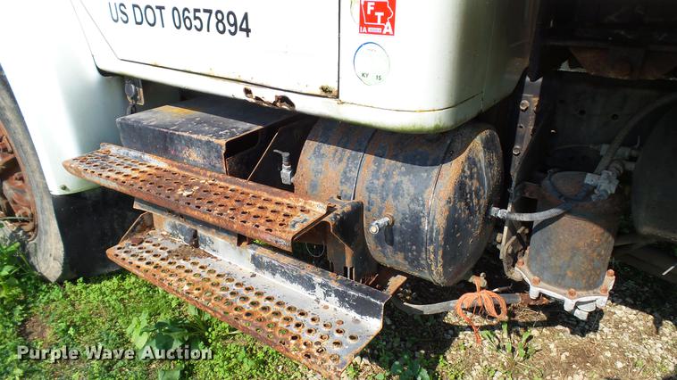 image for item DC2589 1992 International 4700 seed tender truck