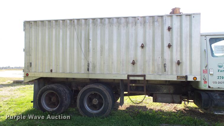 image for item DC2589 1992 International 4700 seed tender truck