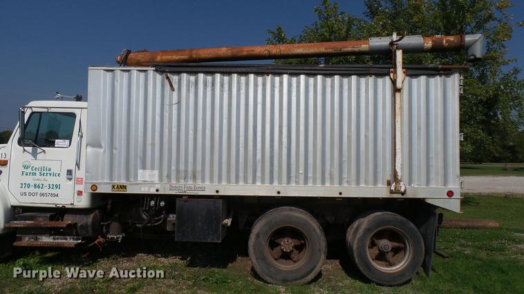 image for item DC2589 1992 International 4700 seed tender truck