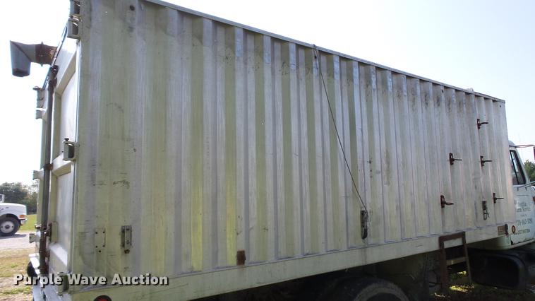 image for item DC2589 1992 International 4700 seed tender truck