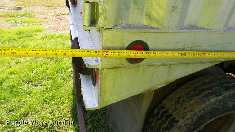 image for item DC2589 1992 International 4700 seed tender truck