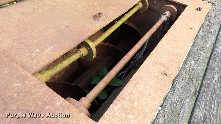 image for item DC2589 1992 International 4700 seed tender truck