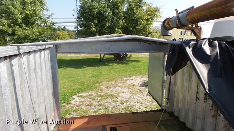 image for item DC2589 1992 International 4700 seed tender truck