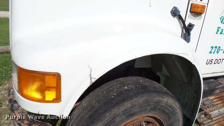 image for item DC2589 1992 International 4700 seed tender truck