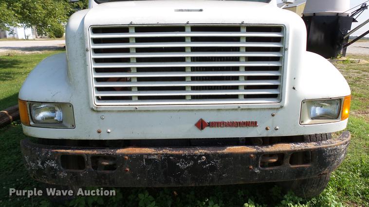 image for item DC2589 1992 International 4700 seed tender truck