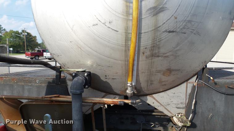 image for item DC2590 1983 Ford LN700 chemical distributor truck