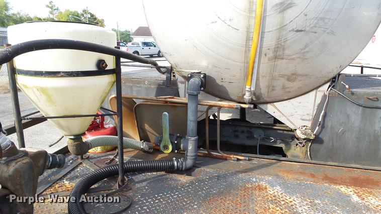 image for item DC2590 1983 Ford LN700 chemical distributor truck