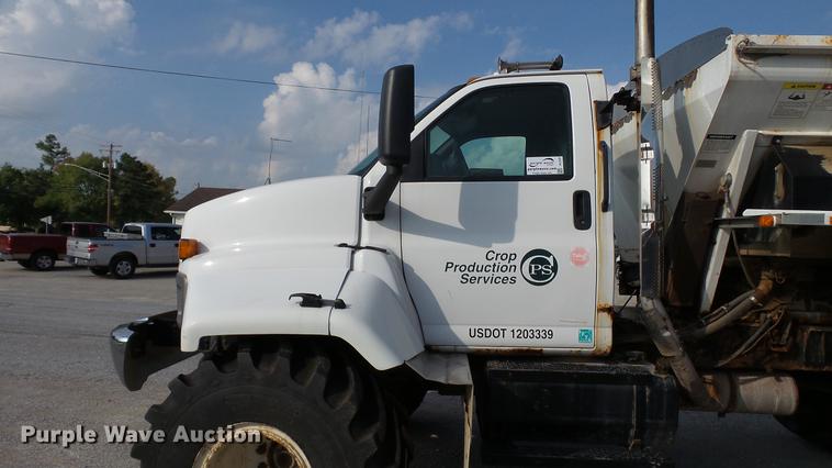 image for item DC2591 2004 GMC C8500 applicator truck