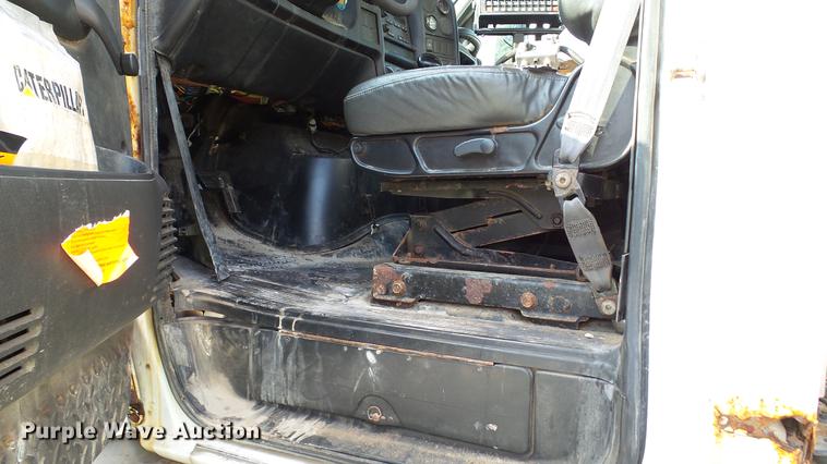 image for item DC2591 2004 GMC C8500 applicator truck