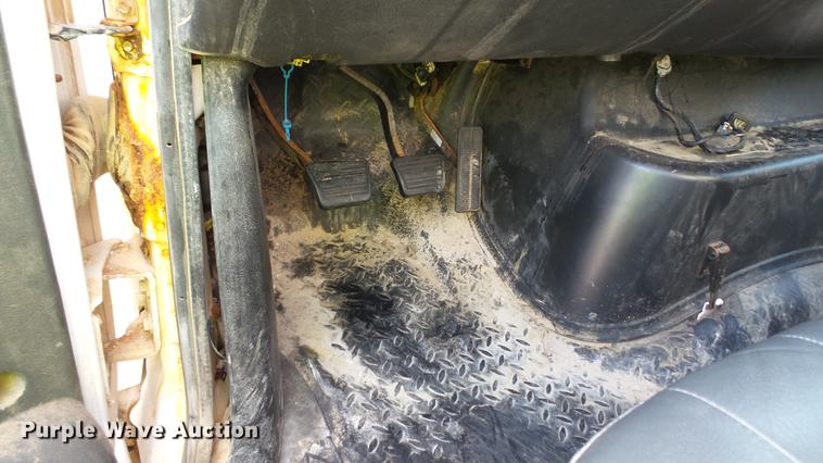 image for item DC2591 2004 GMC C8500 applicator truck