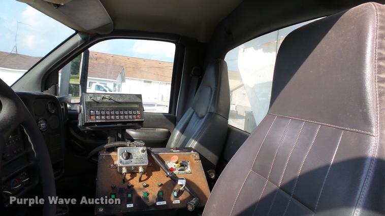 image for item DC2591 2004 GMC C8500 applicator truck