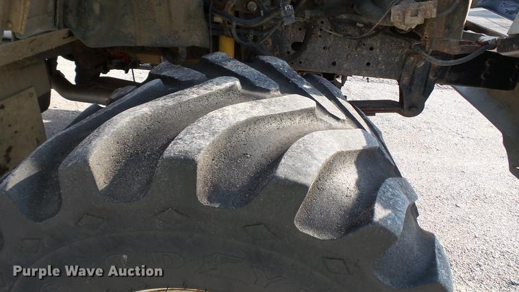 image for item DC2591 2004 GMC C8500 applicator truck