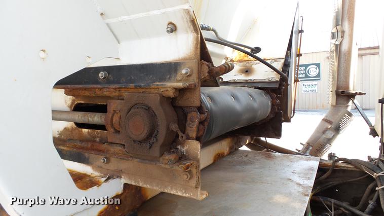 image for item DC2591 2004 GMC C8500 applicator truck