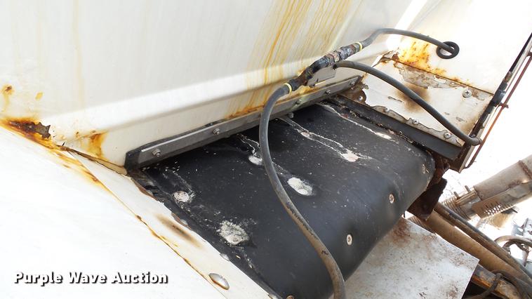 image for item DC2591 2004 GMC C8500 applicator truck