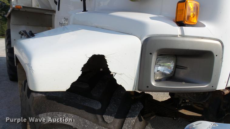 image for item DC2591 2004 GMC C8500 applicator truck