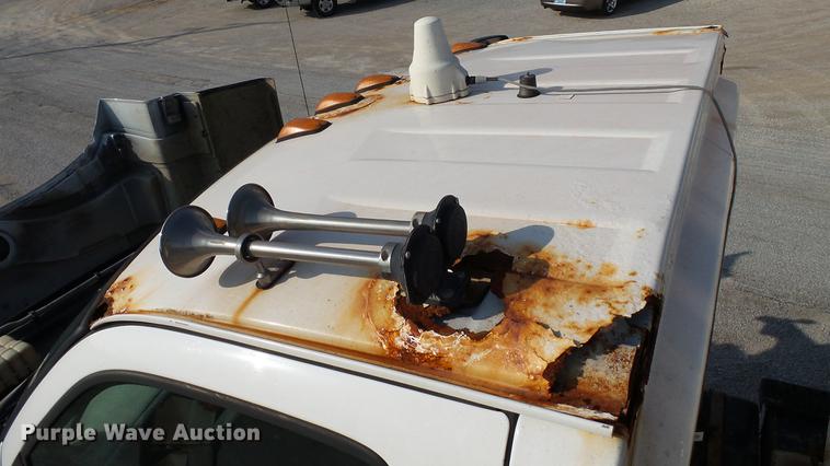 image for item DC2591 2004 GMC C8500 applicator truck