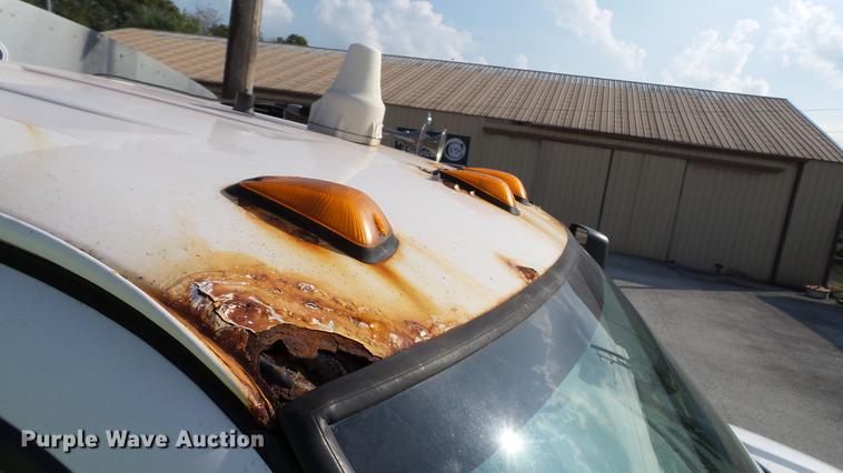 image for item DC2591 2004 GMC C8500 applicator truck