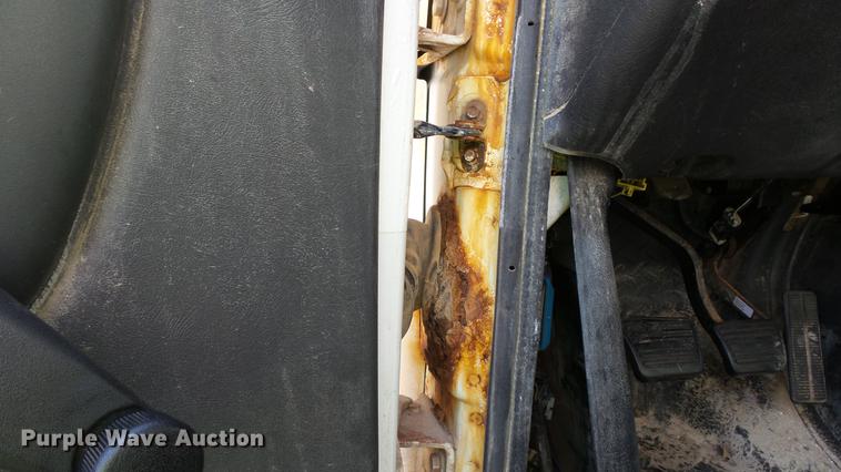 image for item DC2591 2004 GMC C8500 applicator truck