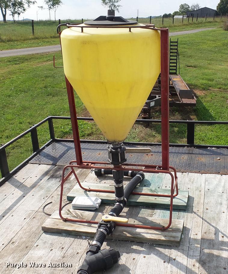 image for item DC2596 Snyder Industries poly tank