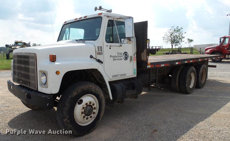 image for item DC2598 1985 International F1954 flatbed truck