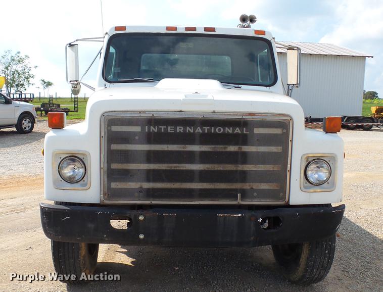 image for item DC2598 1985 International F1954 flatbed truck