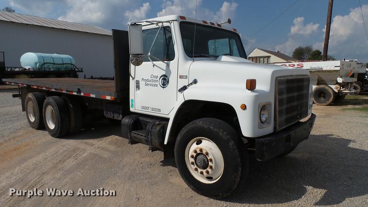 image for item DC2598 1985 International F1954 flatbed truck