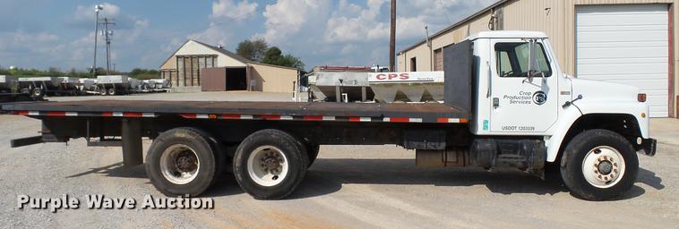 image for item DC2598 1985 International F1954 flatbed truck