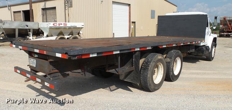 image for item DC2598 1985 International F1954 flatbed truck