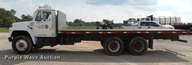 image for item DC2598 1985 International F1954 flatbed truck
